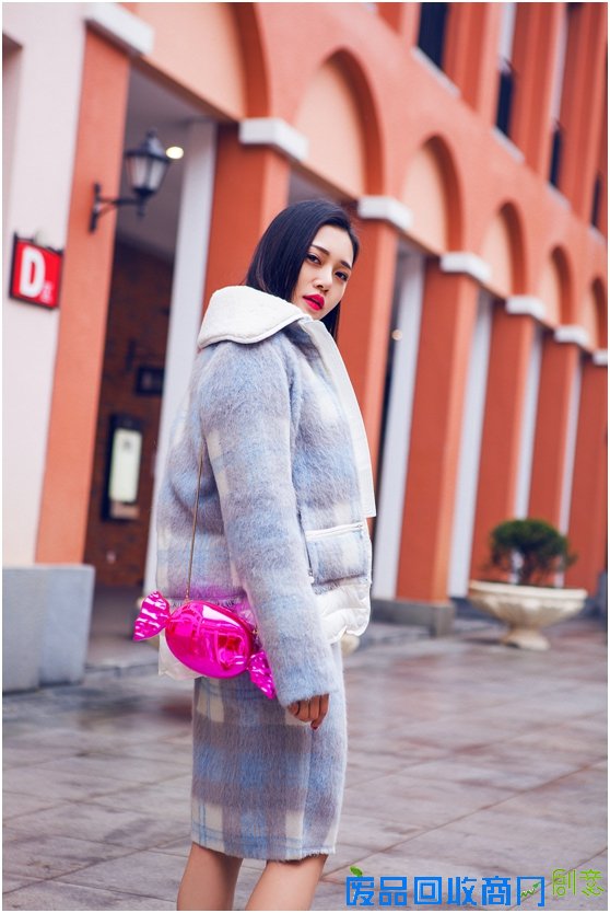 大牌加身的长腿女神,这组时代奥莱街拍照美翻了天!