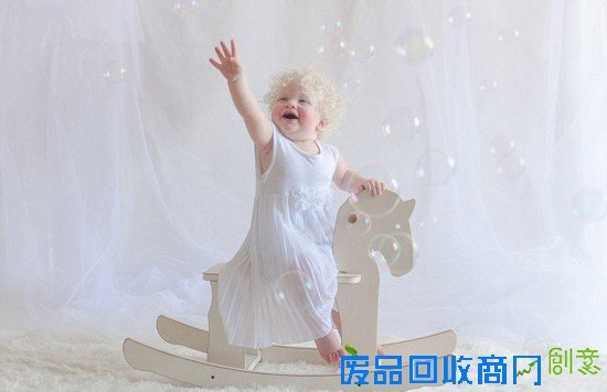 俄摄影师拍摄白化病人 唯美似天使（组图）