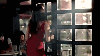 发几个搞笑动图大家乐一乐！