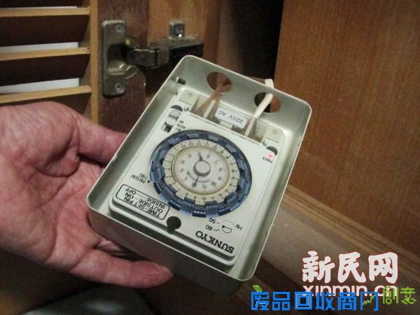 图说:控制这个自动空气循环系统的定时器被设置在鞋柜内。新民网记者沈文林摄