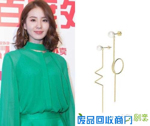 没件非主流的珠宝 还好意思当明星