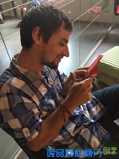 波兰青少年痴迷中国剪纸艺术