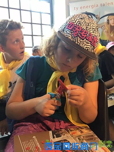 波兰青少年痴迷中国剪纸艺术