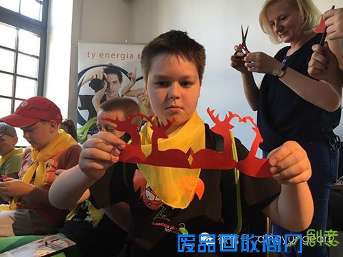 波兰青少年痴迷中国剪纸艺术