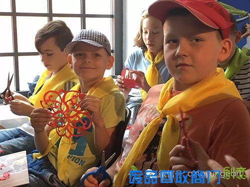 波兰青少年痴迷中国剪纸艺术