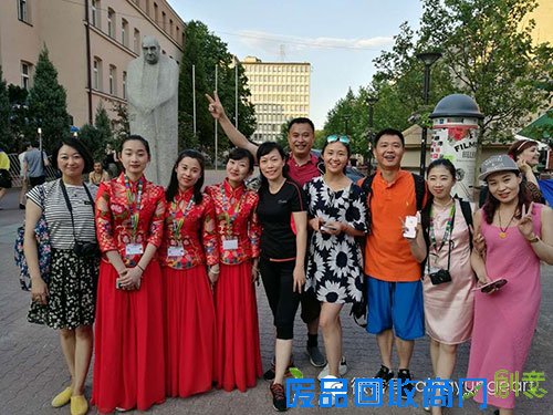 波兰青少年痴迷中国剪纸艺术