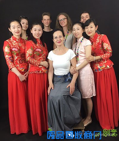 波兰青少年痴迷中国剪纸艺术