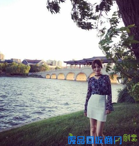 李小璐晒河边美照 网友：只看到了大长腿(图)