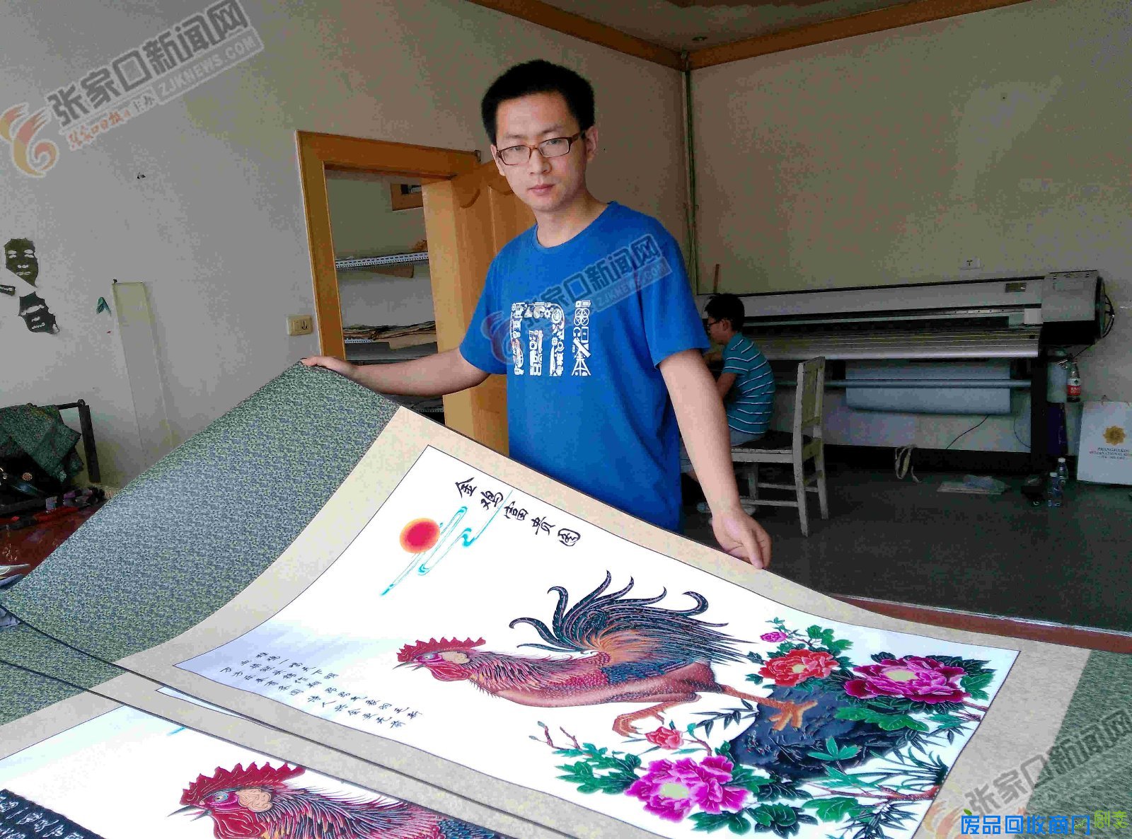 湖北大学生唐健已经掌握了蔚县剪纸技艺。