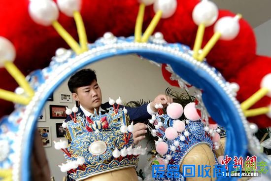 “90后”大学生村官刘清河2012年大学毕业后,来到长治市沁县杨安乡南沟村成为一名大学生村官。2013年1月,他自筹资金在村委一间十来平米的小屋里,召集来附近村落的二十多个村民,培养村里人做手工,建立了“清韵盔饰生产专业合作社”,带领村民集体创业致富脱贫。