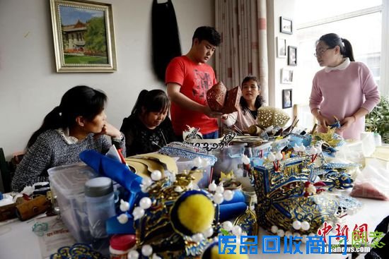 “90后”大学生村官刘清河2012年大学毕业后,来到长治市沁县杨安乡南沟村成为一名大学生村官。2013年1月,他自筹资金在村委一间十来平米的小屋里,召集来附近村落的二十多个村民,培养村里人做手工,建立了“清韵盔饰生产专业合作社”,带领村民集体创业致富脱贫。