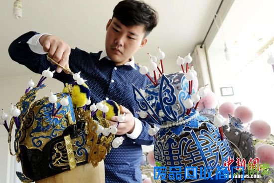 “90后”大学生村官刘清河2012年大学毕业后,来到长治市沁县杨安乡南沟村成为一名大学生村官。2013年1月,他自筹资金在村委一间十来平米的小屋里,召集来附近村落的二十多个村民,培养村里人做手工,建立了“清韵盔饰生产专业合作社”,带领村民集体创业致富脱贫。