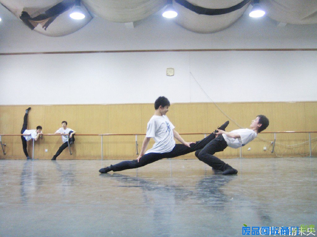 男演员杨洋的妈妈图片曝光,杨洋早年舞蹈劈叉一字马照片曝光