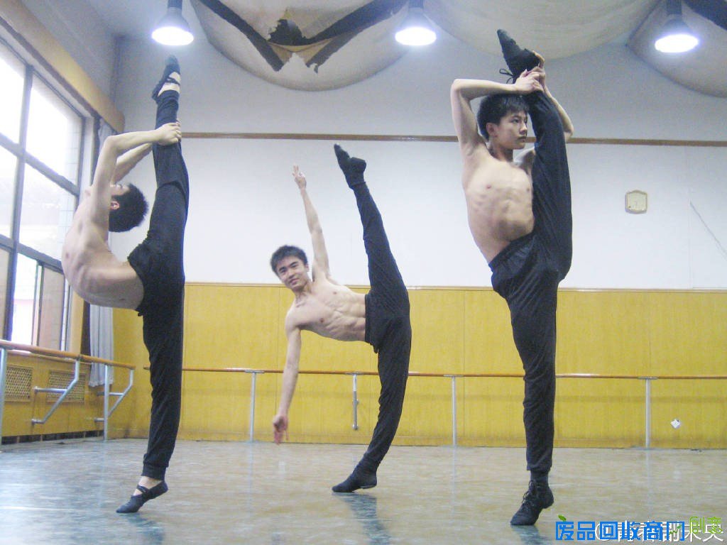 男演员杨洋的妈妈图片曝光,杨洋早年舞蹈劈叉一字马照片曝光