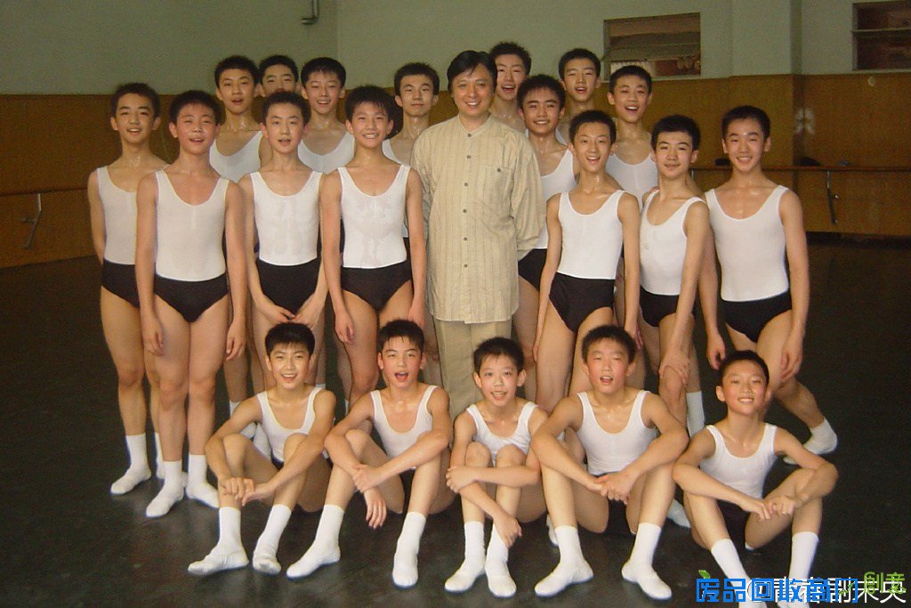 男演员杨洋的妈妈图片曝光,杨洋早年舞蹈劈叉一字马照片曝光