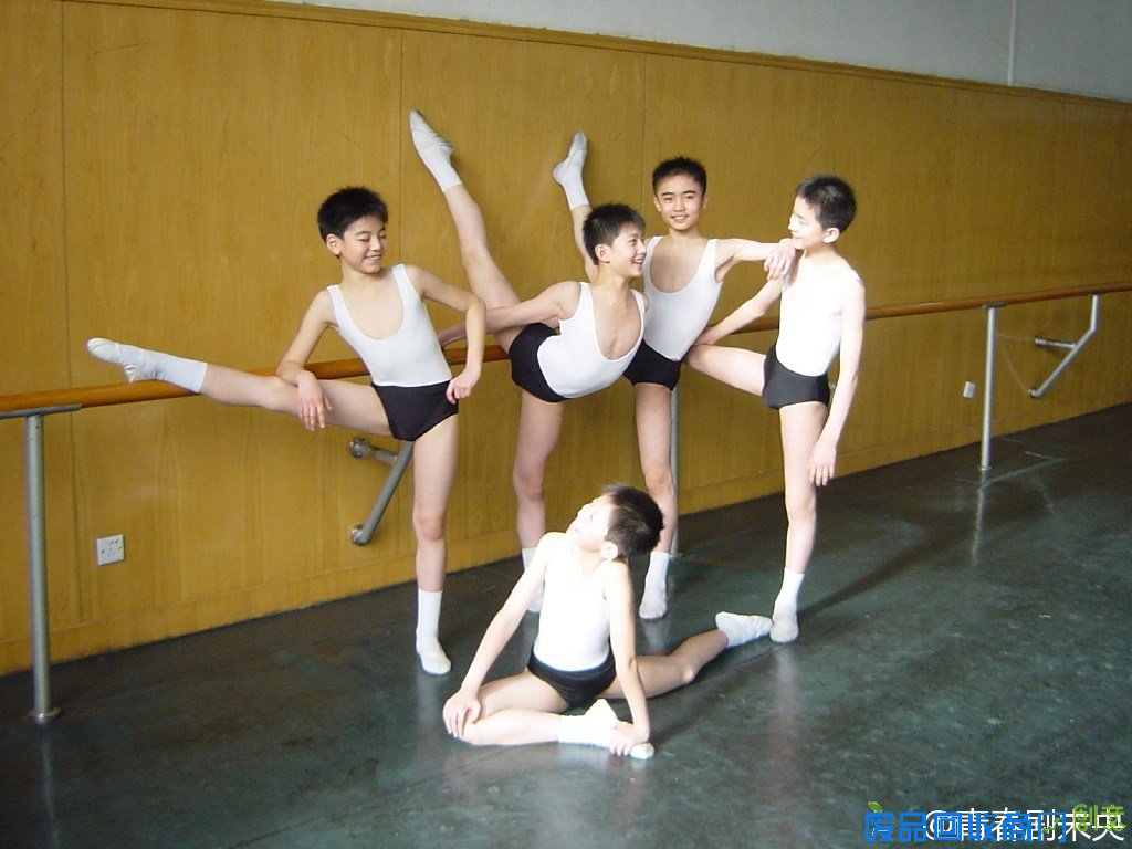 男演员杨洋的妈妈图片曝光,杨洋早年舞蹈劈叉一字马照片曝光