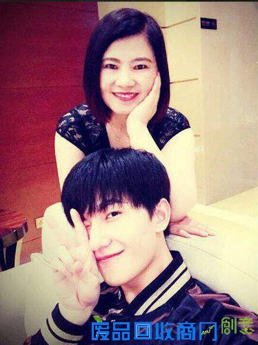 男演员杨洋的妈妈图片曝光,杨洋早年舞蹈劈叉一字马照片曝光