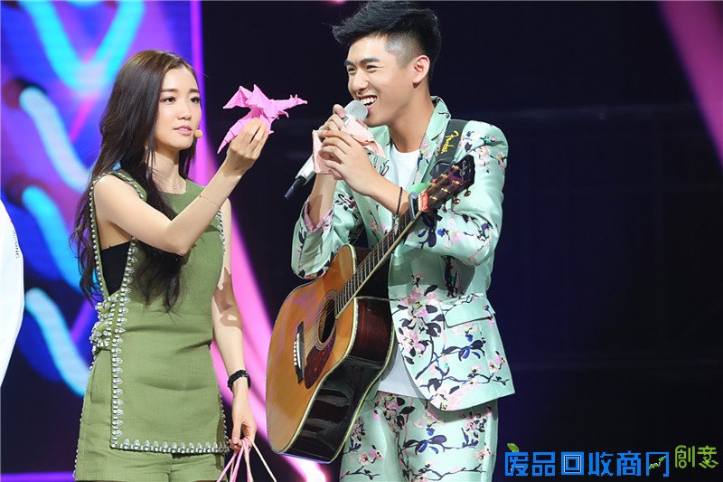 小鲜肉折纸萌兔送Grace曹格会错意有点尴尬