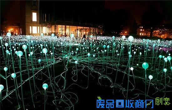 5000多盏磨砂玻璃灯彻底改变了澳大利亚内陆艾尔斯岩的风貌