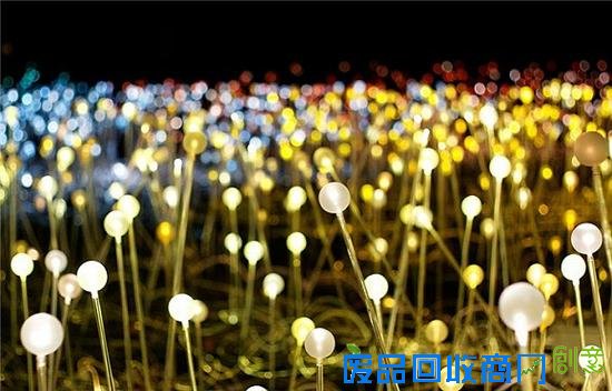 5000多盏磨砂玻璃灯彻底改变了澳大利亚内陆艾尔斯岩的风貌