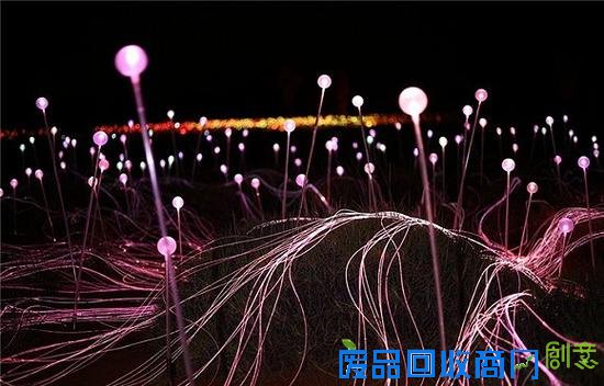 5000多盏磨砂玻璃灯彻底改变了澳大利亚内陆艾尔斯岩的风貌