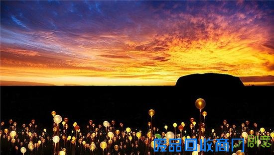 5000多盏磨砂玻璃灯彻底改变了澳大利亚内陆艾尔斯岩的风貌