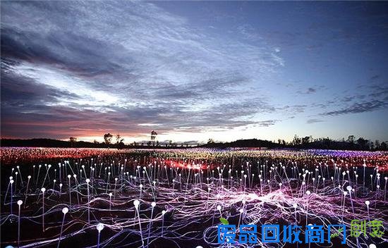 5000多盏磨砂玻璃灯彻底改变了澳大利亚内陆艾尔斯岩的风貌