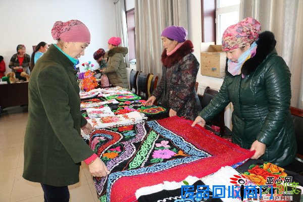 新疆哈巴河县举办精品刺绣展 看针尖上的锦绣生活