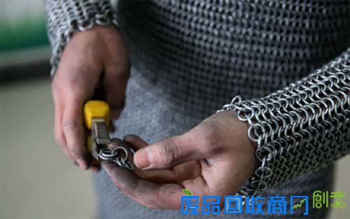 大学生自制铁布衫 历时一个月纯手工打造可阻挡利器的攻击