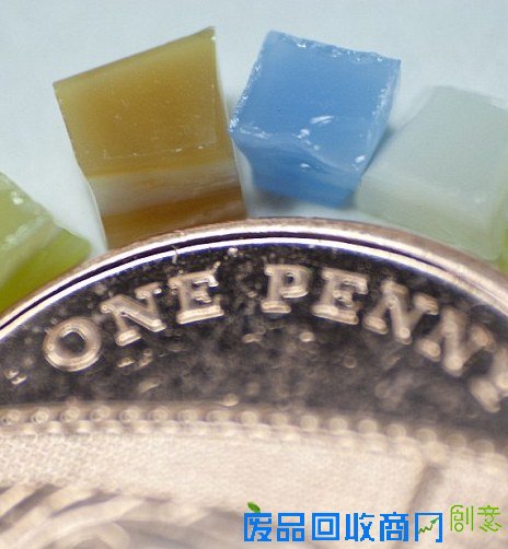 切好碎块后，张伯伦再将它们一点一点粘起来。