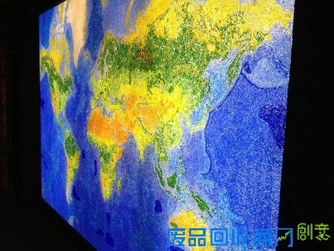 张伯伦利用两年多以来的业余时间创作出这幅震撼唯美的世界地图。