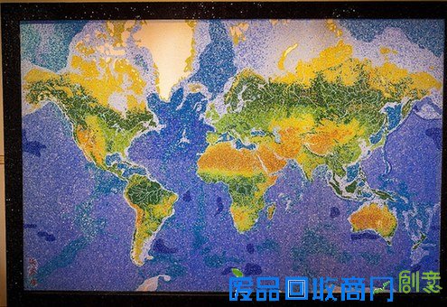 这幅世界地图中含有33.3万块玻璃碎片和1238块真正的宝石。