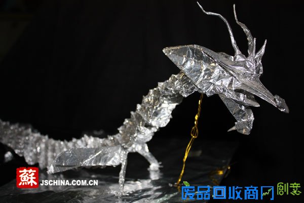 江苏：南医大折纸达人巧用薄纸制“神龙”(图)