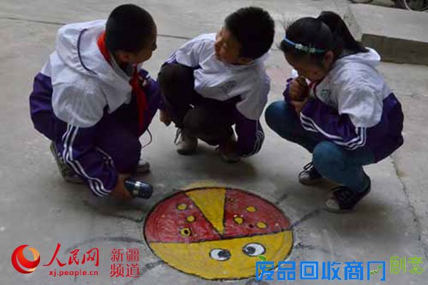 井盖也卖萌乌鲁木齐幸福路社区涂鸦井盖(图)