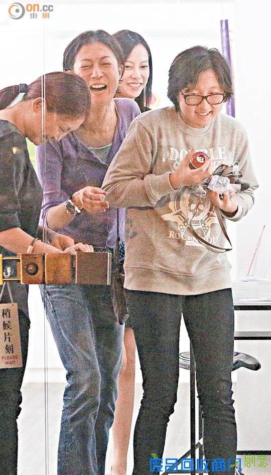 吴绮莉带女儿出席饭局 小龙女墙上涂鸦