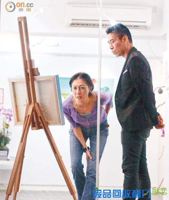 吴绮莉带女儿出席饭局 小龙女墙上涂鸦