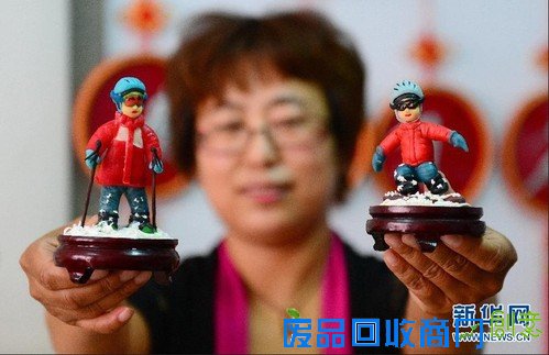 8月3日，张家口面塑艺人李宁在展示创作完成的冬奥面塑工艺作品。