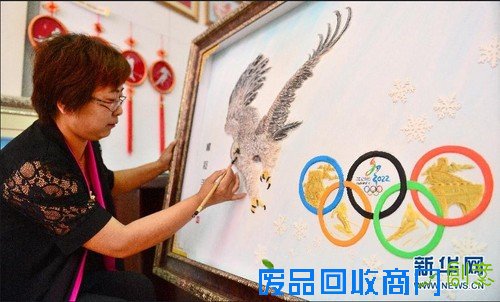 8月3日，张家口面塑艺人李宁在创作冬奥面塑工艺作品《鹏程冬奥》。