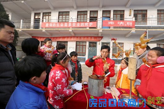 马氏吹糖“金鸡报晓”迎新年