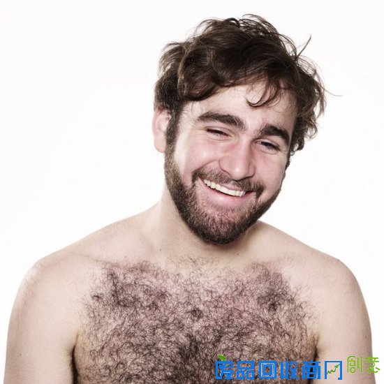 摄影师偷偷拍摄美女看A片反应：结果意外