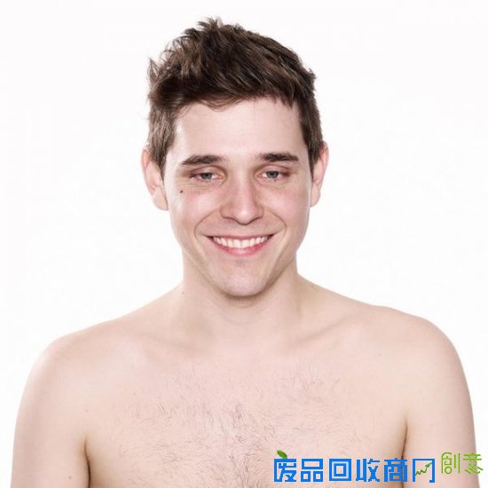 摄影师偷偷拍摄美女看A片反应：结果意外