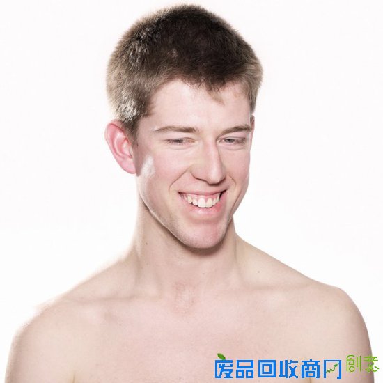 摄影师偷偷拍摄美女看A片反应：结果意外