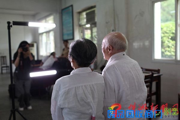 （日报）为金婚夫妇拍照2