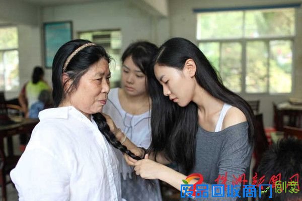 (日报)为金婚夫妇拍照1