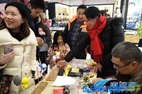 南通如东非遗文化进超市 罗彬教你捏面人儿