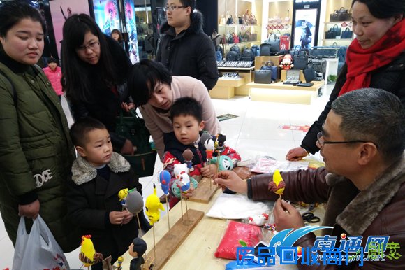 南通如东非遗文化进超市 罗彬教你捏面人儿