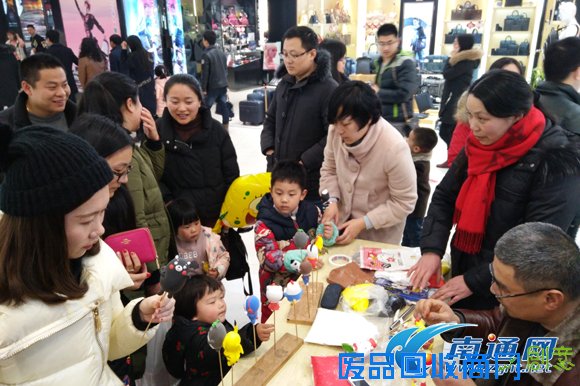 南通如东非遗文化进超市 罗彬教你捏面人儿