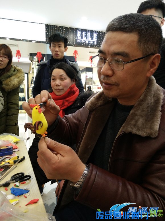 南通如东非遗文化进超市 罗彬教你捏面人儿