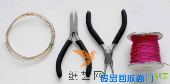 制作这个绕线金属手链的材料都准备好