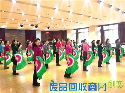 你以为退休老人只能买菜做饭看孩子？ NoNoNo,他们可个个都能文能舞会外语！